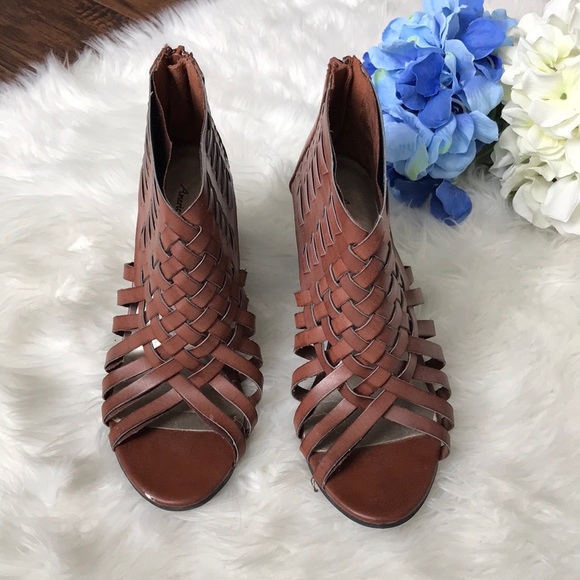 American Eagle Wedge Sandals - Picture 2 of 10